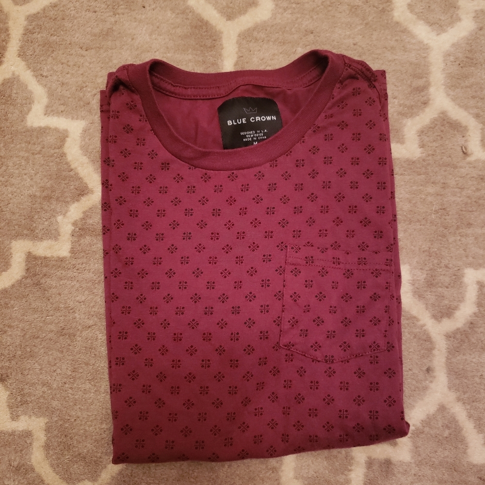 Maroon comfortable t-shirt with pocket